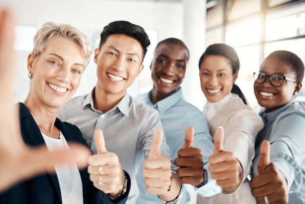 Photo bravo merci et équipe commerciale heureuse avec une énergie positive pour la motivation succès professionnel et inspiration du travail d'équipe d'entreprise solidarité des travailleurs collaboration et sourire du personnel bonheur