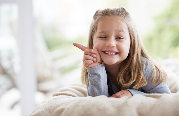 Bravo pour une bonne journée. Photo d'une jeune fille se relaxant dans sa chambre.