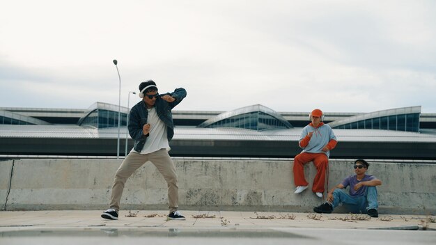 Break Dancer apprécie d'effectuer un mouvement libre avec un ami applaudissant Sprightly