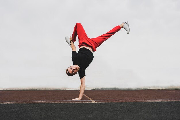 Le breakdance dansant dans la rue, mouvement acrobatique