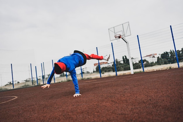 Le breakdance dansant dans la rue, mouvement acrobatique