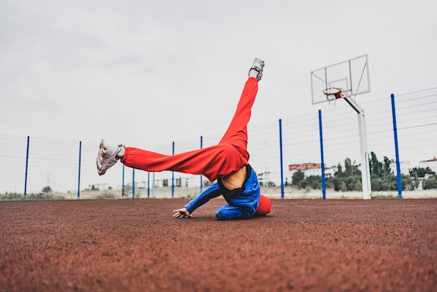 Le breakdance dansant dans la rue, mouvement acrobatique