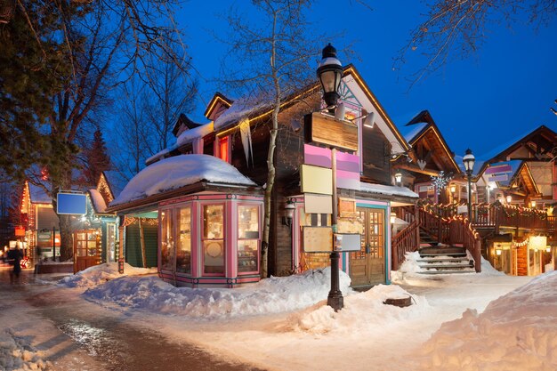 Photo breckenridge colorado états-unis rues du centre-ville la nuit en hiver