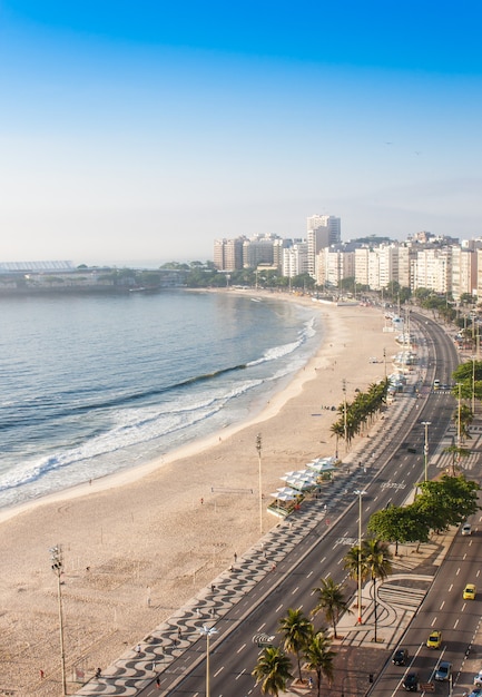 Brésil, Rio de Janeiro. La célèbre plage de Copacabana