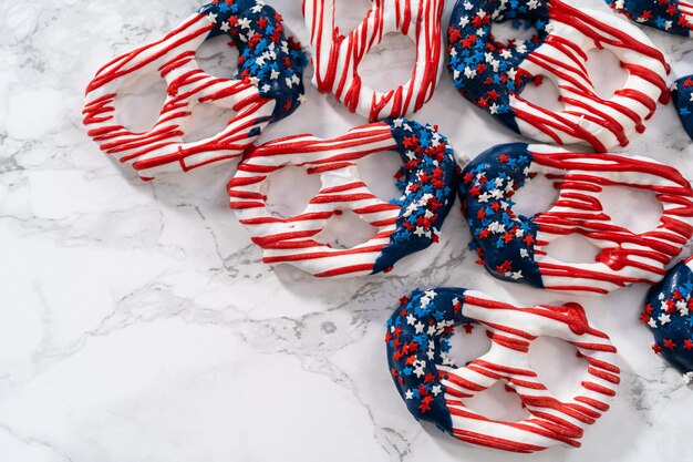 Photo des bretels recouverts de chocolat rouge, blanc et bleu