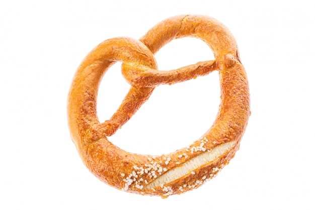 Bretzel allemand isolé sur blanc