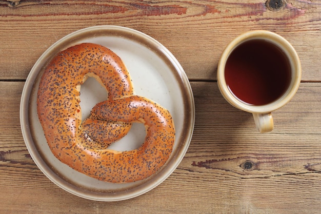 Bretzel au pavot et tasse de thé