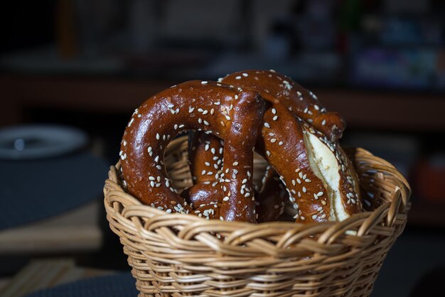 Photo bretzel aux graines de sésame dans un panier en osier