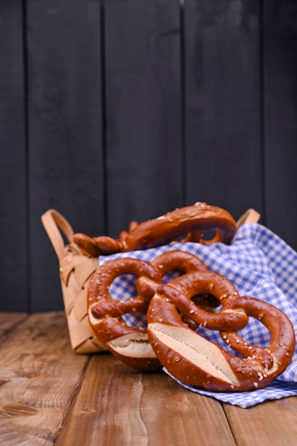 Bretzel bavarois décoré d'un drap bleu et blanc sur une planche de bois rustique Munich Oktoberfest