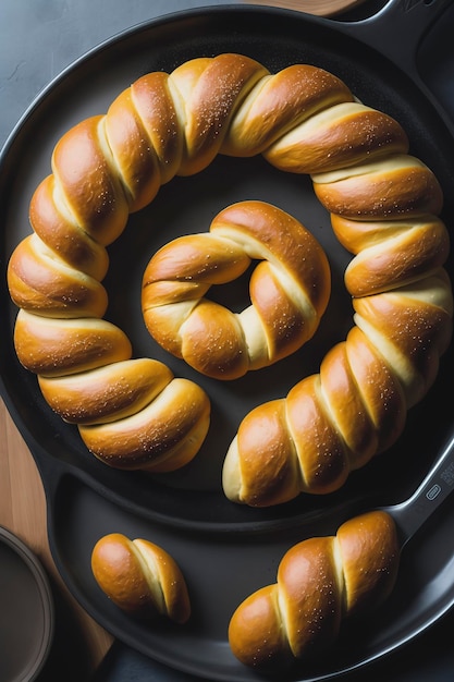 Bretzel doux fait maison fraîchement cuit sur fond noir Bretzels bavarois traditionnels pour l'espace de copie de la vue de dessus d'Octoberfest