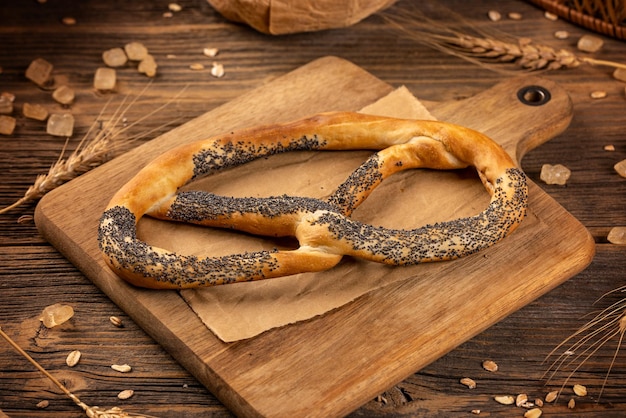 Bretzel fraîchement cuit au four avec des graines de pavot