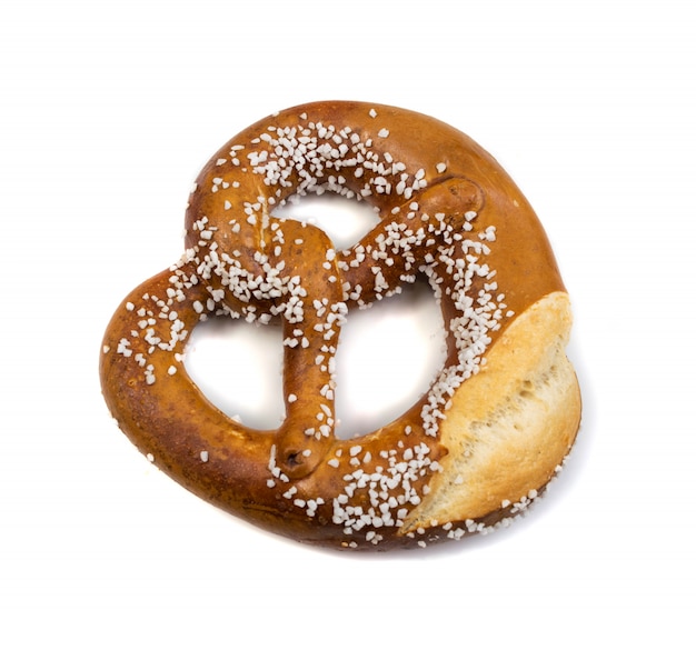 Bretzel avec de gros cristaux de sel isolé sur blanc