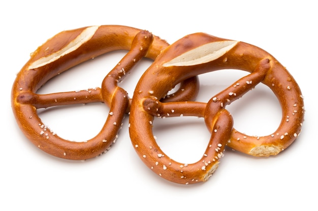 Bretzel isolé sur blanc. Vue de dessus de brezel parfumée fraîche.