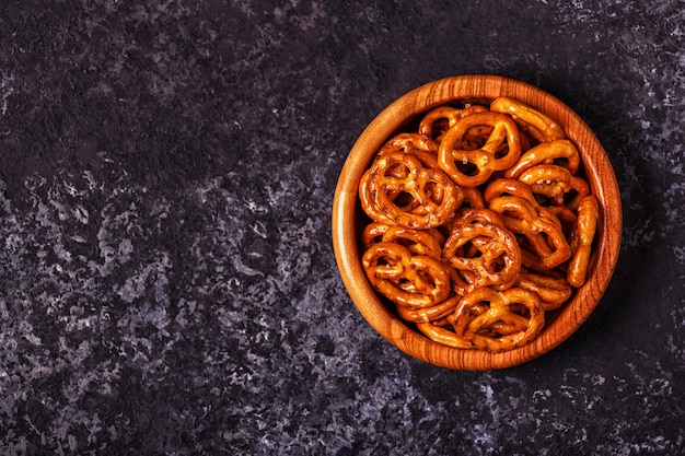 Bretzel salé dans un bol sur fond de pierre