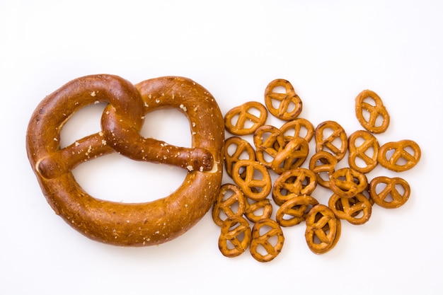 Bretzel salé isolé sur une surface blanche