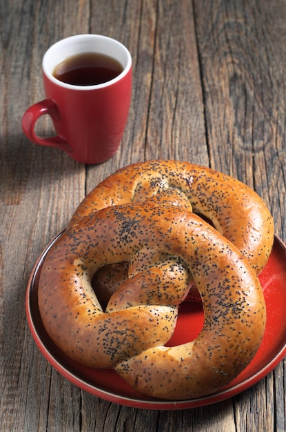 Bretzels au pavot avec thé