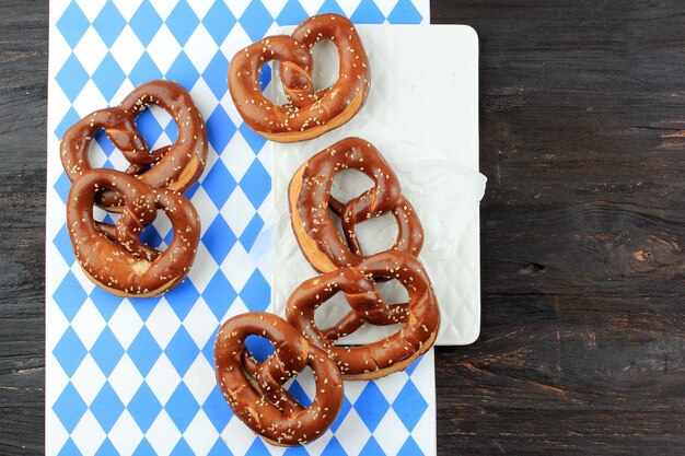 Bretzels bavarois sur fond de diamant pour l'Oktoberfest