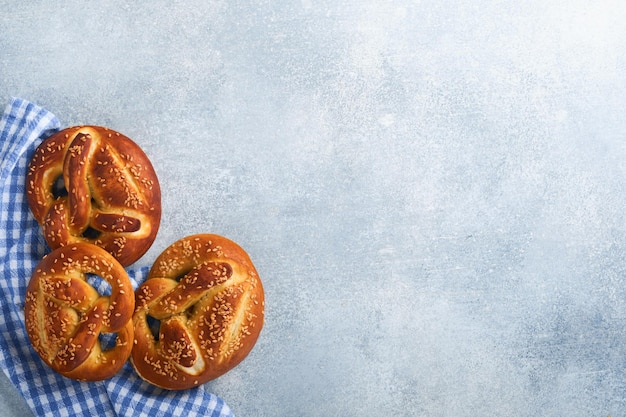 Bretzels bavarois et verre de bière blonde Menu alimentaire de l'Oktoberfest Bretzels salés traditionnels sur fond gris clair Vue de dessus avec espace pour le texte Thème de l'Oktoberfest