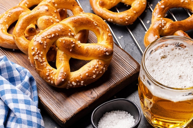 Bretzels et bière maison fraîchement cuits