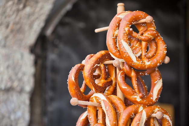 Bretzels - des collations allemandes traditionnelles sont accrochées au support en bois