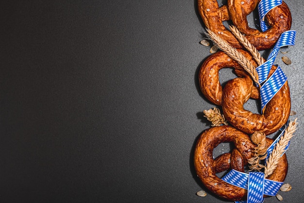 Bretzels concept Oktoberfest avec ruban à motif traditionnel et épis de blé