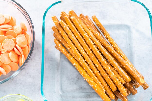 Bretzels enrobés de chocolat aux carottes