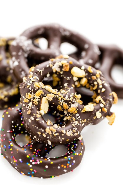 Bretzels enrobés de chocolat gastronomique sur fond blanc.