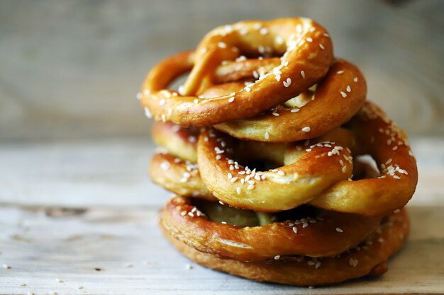 Bretzels frais sur une surface en bois