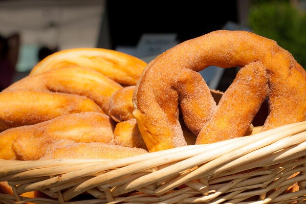 Bretzels frais en vente sur un marché de producteurs.