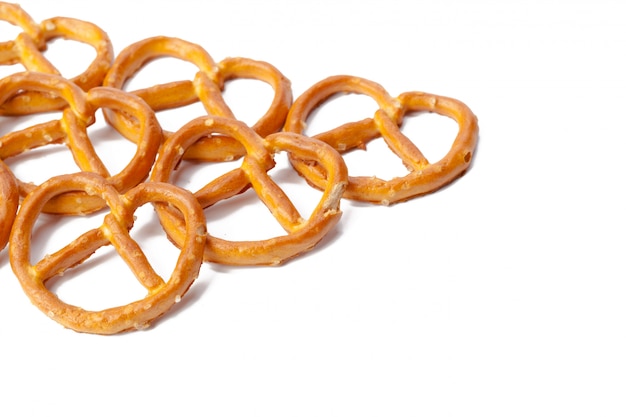 Bretzels glacés et salés isolés