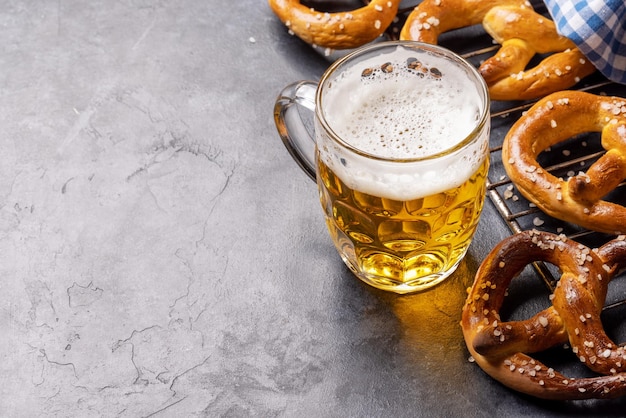 Bretzels maison fraîchement cuits et bière pression