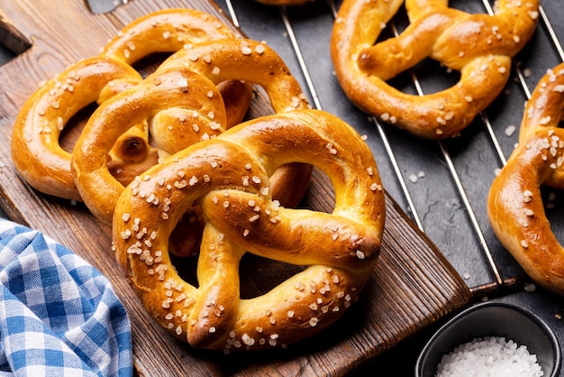 Bretzels maison fraîchement cuits