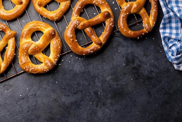 Bretzels maison fraîchement cuits