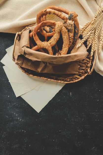 Bretzels mous faits maison fraîchement préparés Différents types de bretzels cuits au four avec des graines sur fond noir