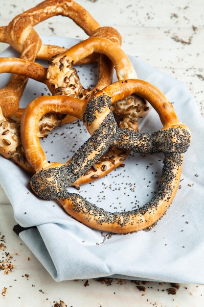 Bretzels mous maison fraîchement préparés.