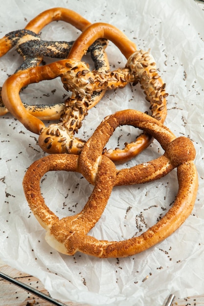 Bretzels mous maison fraîchement préparés.