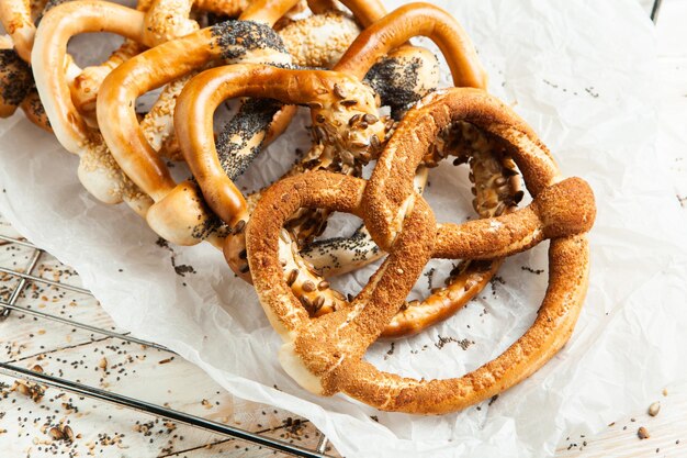 Bretzels mous maison fraîchement préparés.