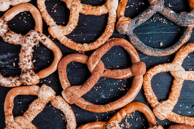 Bretzels mous maison fraîchement préparés.