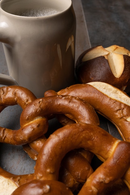 Bretzels et pot de bière backgroun texturé