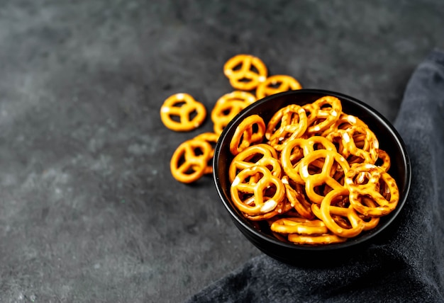 Bretzels salés dans un bol noir sur la table