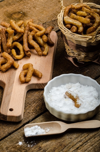 Bretzels salés dans un bol