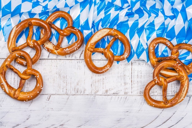 Photo bretzels salés oktoberfest sur blanc