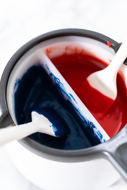 Bretzels torsadés enrobés de chocolat rouge, blanc et bleu