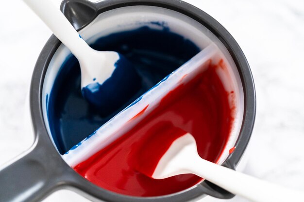 Bretzels torsadés enrobés de chocolat rouge, blanc et bleu