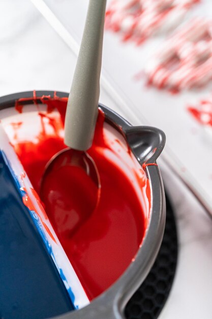 Bretzels torsadés enrobés de chocolat rouge, blanc et bleu