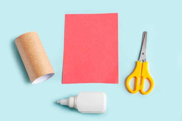 Bricolage et créativité des enfants. faire du poulpe à partir d'un tube de papier toilette. outils de préparation ciseaux, colle, papier