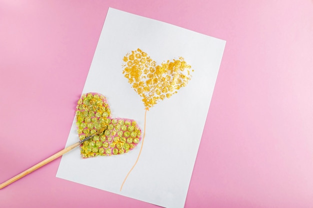 Bricolage et créativité pour les enfants Dessin carte de voeux avec coeur en utilisant du papier bulle Enfants Artisanat pour la Saint-Valentin Femmes et fête des mères Méthode de dessin non traditionnelle non standard