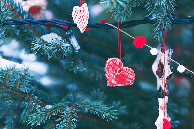 Bricolage décoration à la main sur un arbre de Noël