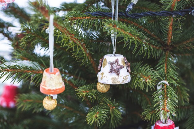 Bricolage décoration à la main sur un arbre de Noël