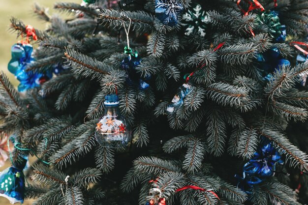 Bricolage décoration à la main sur un arbre de Noël